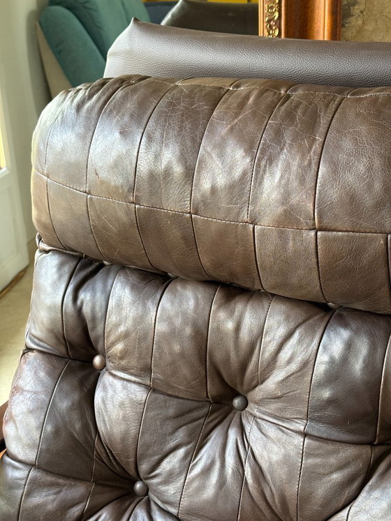 Image 1 of Scandinavische fauteuil uit de jaren 70, gemaakt van gebogen gelamineerd hout met een leren zitting.