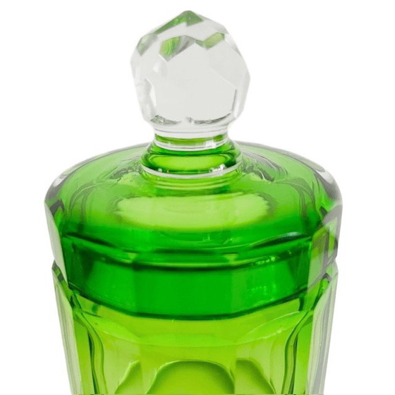 Image 1 of Caja de polvo Art Déco antigua de cristal facetado verde Baccarat, década de 1930