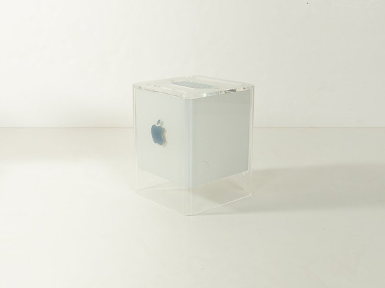 Image 1 of Power Mac G4 Cube et écran Studio 17 pouces, Apple, années 2000, vintage