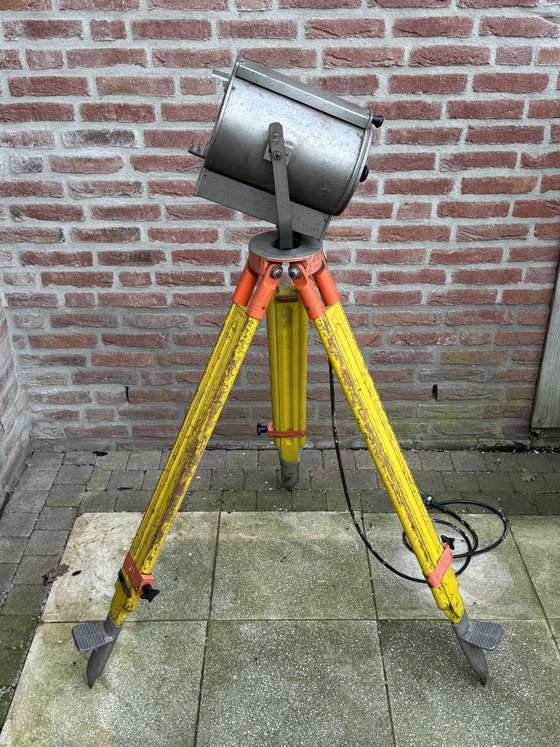 Image 1 of 💡 Lampadaire industriel chargé d'histoire | La précision suisse rencontre l'éclairage scénique néerlandais