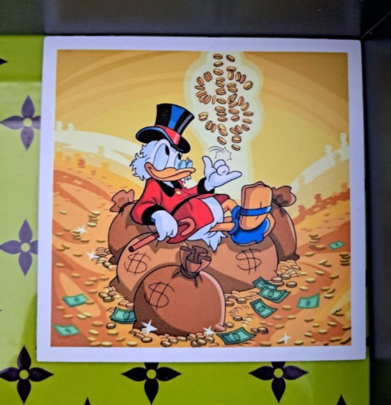 GEK-NERD - Louis Vuitton Gold Bar vs. Uncle Scrooge - Escultura de arte moderno (photo 10 of 11)