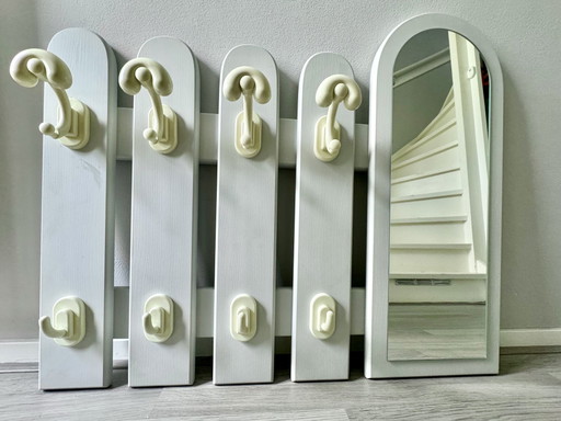Space Age Hängegarderobe Holzsockel mit Spiegel