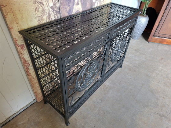 Image 1 of Casier à vin en métal, buffet, capacité 54 bouteilles, dimensions 106x36cm et 77cm de hauteur.