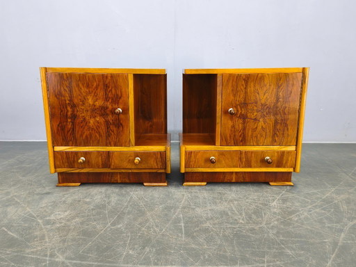 Coppia di comodini italiani in noce, metà del XX secolo, anni '50.