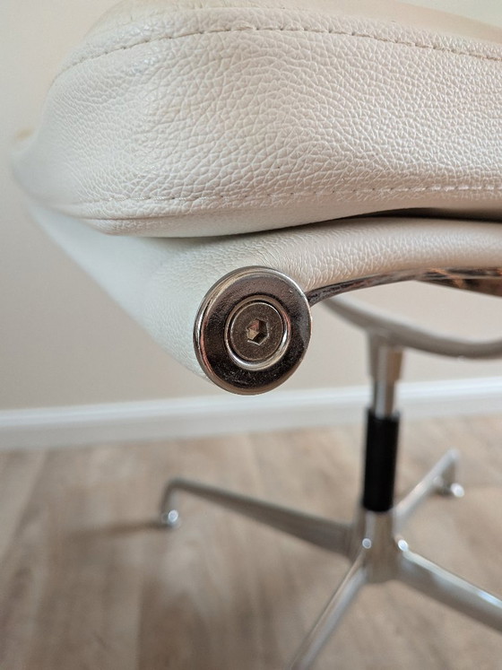 Image 1 of Vintage bureaustoel met zachte zitting en vierpootonderstel – toegeschreven aan ICF / Eames EA 208
