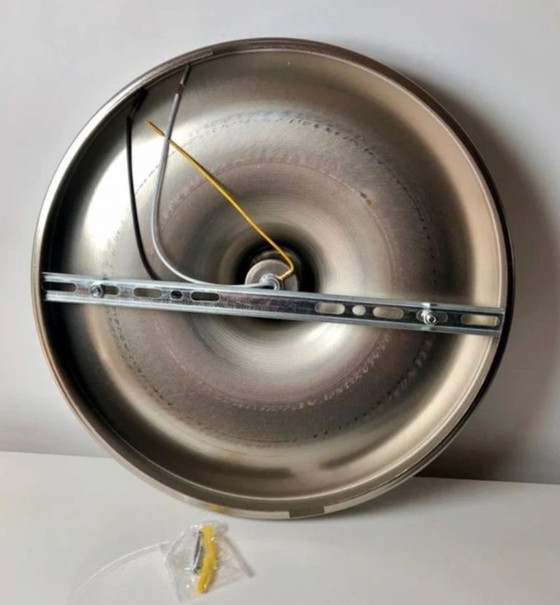 Image 1 of Aplique de pared modernista en forma de disco, estilo Charlotte Perriand – OVNI espacial plateado – Diámetro 35 cm