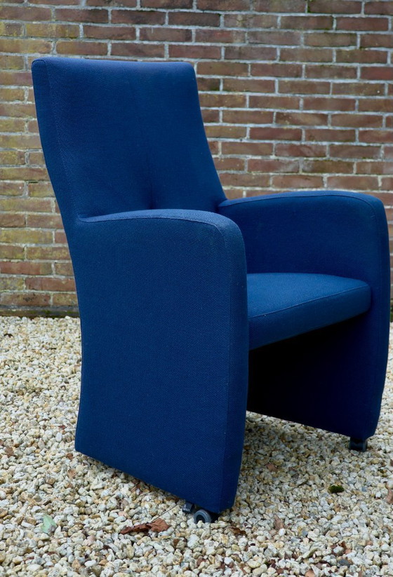 Image 1 of Dining room table with 4 Leolux armchairs