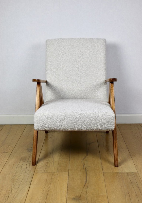 Image 1 of Fauteuil vintage B-310 VAR blanc structure bouclé années 1970 - bois couleur hêtre