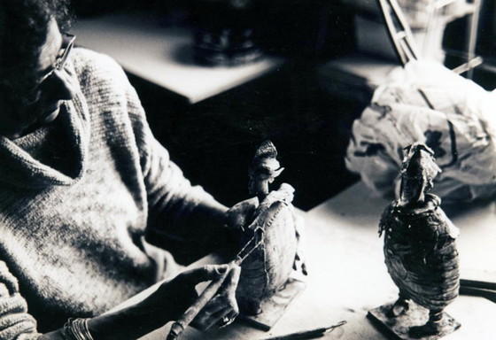 La Sculpture Céramique Le Guerrier en Émail et Dorure de Klara Reynders, 1987 – Ceramic, Surrealism (photo 17 of 18)