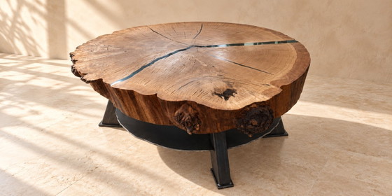 Tavolino da caffè in rovere massello: pezzo unico realizzato in legno massello con resina epossidica. (photo 2 of 5)