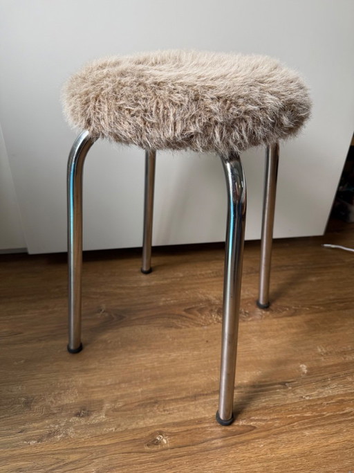 Sgabello vintage cromato con pelliccia sintetica