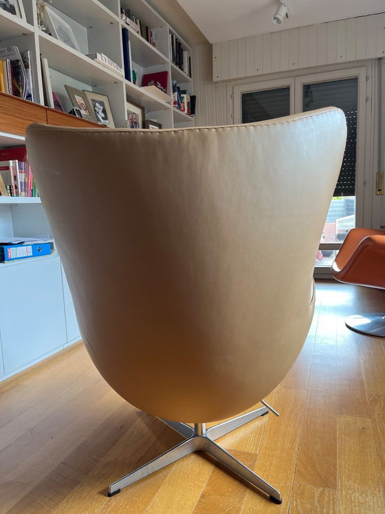Egg in Walnut leather, 2006 Fritz Hansen – Armchairs, Aluminium (photo 3 of 7)