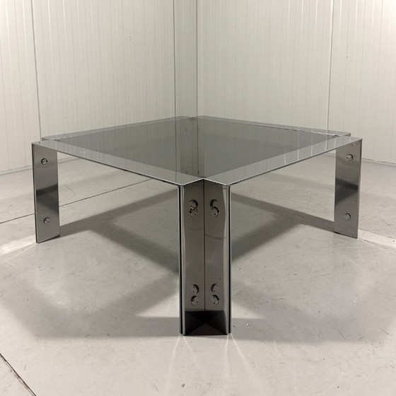 Image 1 of Mesa de centro baja italiana de cromo y cristal ahumado de los años 60.