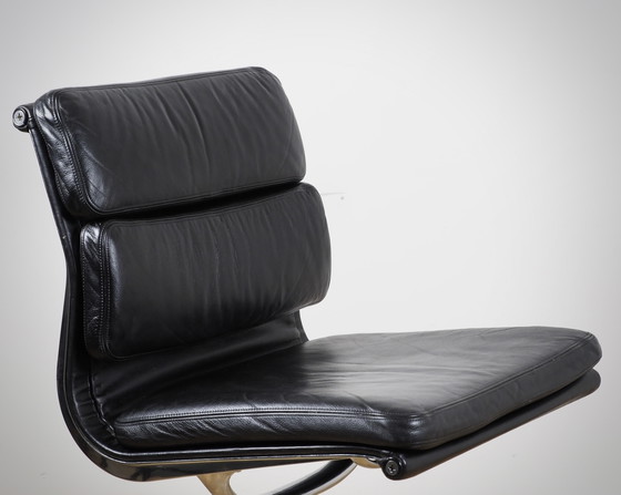 Image 1 of Silla Eames Soft Pad EA 205 de Vitra en cuero negro