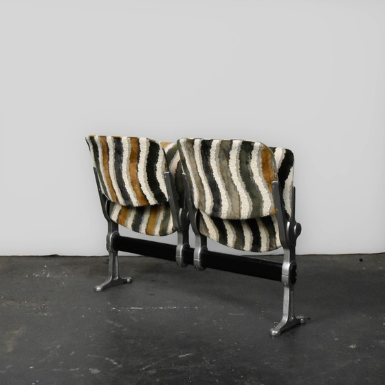 Image 1 of Bank im Warteraum