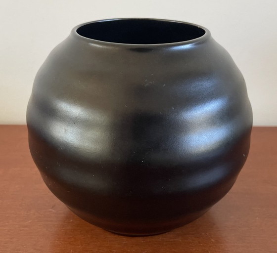 Image 1 of Schoonhoven Plateelfabriek - Art Deco matte black ribbed vase