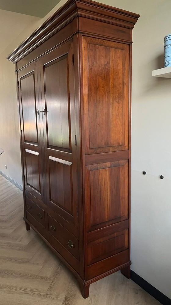 Image 1 of Stilvoller antiker Provence-Kirschholz-Porzellanschrank – Neuwertig