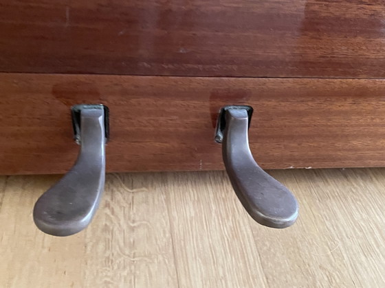 Wunderschönes Knight Piano K15 in poliertem Nussbaum – Zeitlose Klasse & Voller Klang – Wandschrank, Wood (photo 10 of 12)