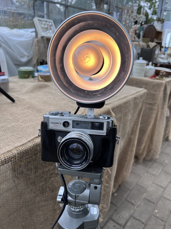 Image 1 of Lámpara de cámara sobre trípode