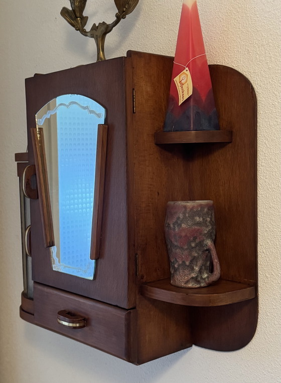 Seltener Apothekerschrank im Art-déco-Stil | Buntglas, Spiegel & Messingbeschläge | 1920er-1930er Jahre (photo 9 of 15)