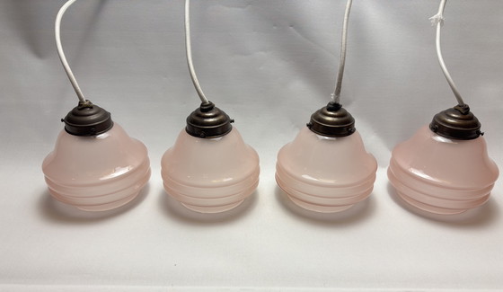 Image 1 of Set van 4 roze opaalglazen hanglampen – vintage
