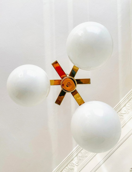 Image 1 of Vintage messing kroonluchter met opaalglas, plafondlamp uit de jaren 70 in mid-century modern stijl met 3 bollen.