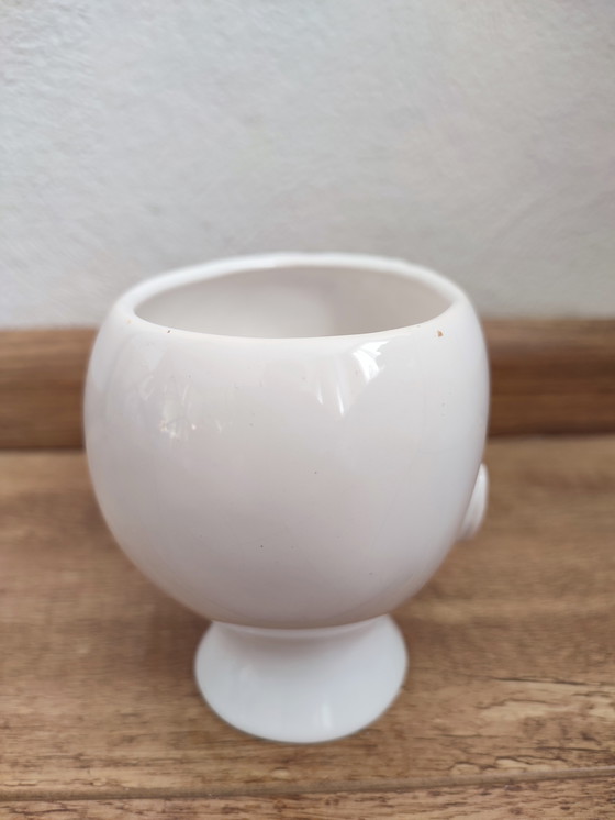 Image 1 of Pot de fleurs vintage en céramique blanche, motif tête d'enfant.