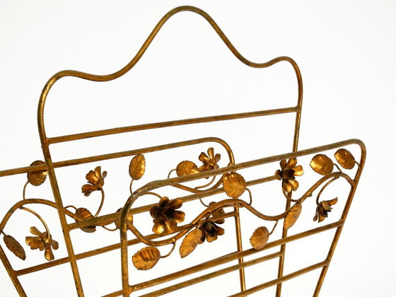 Image 1 of Straordinario portariviste e giornali in stile moderno di metà secolo con struttura in metallo dorato.