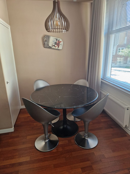 Table de salle à manger en marbre avec 4 chaises Bombo