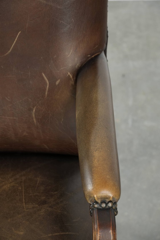 Image 1 of Luxe houten en rundleren Engelse Gainsborough bijzet/ bureaustoel met een prachtige uitstraling