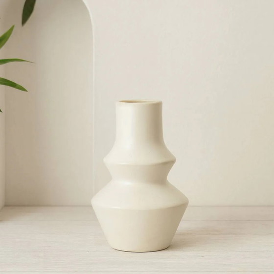 White ceramic vase – Porcelain (photo 2 of 3)