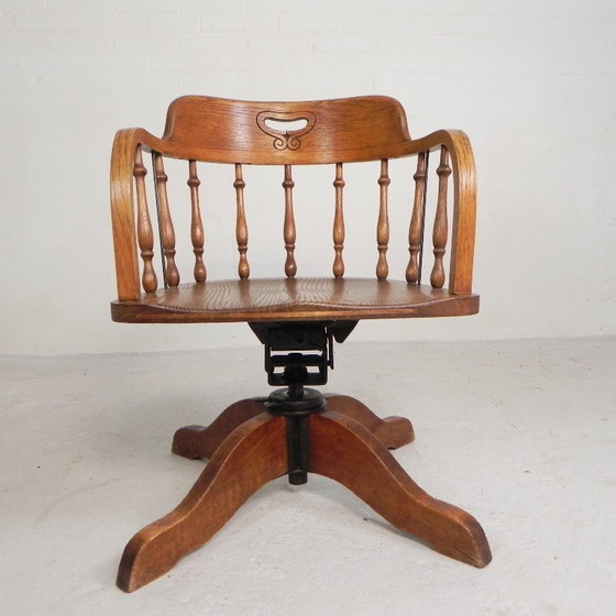 Image 1 of Silla de oficina de roble con sistema de muelles y altura regulable, década de 1930.