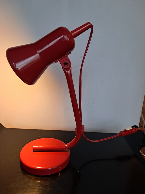 Rote Schreibtischlampe im Vintage-Stil