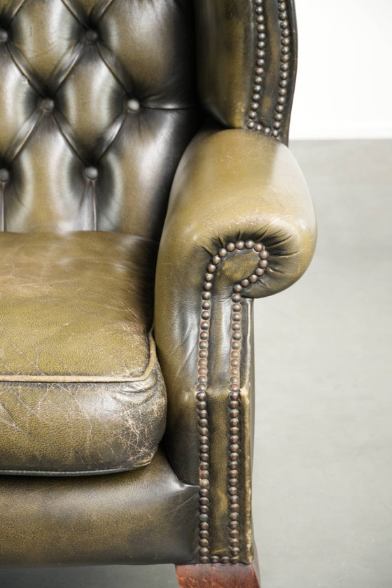 Charaktervoller grüner Rindsleder Chesterfield Ohrensessel im englischen Stil – Leather (photo 11 of 14)