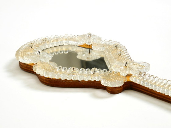 Image 1 of Magnifique miroir à main ou mural vénitien Mid Century Modern avec rosaces en verre de Murano. Fabriqué en Italie