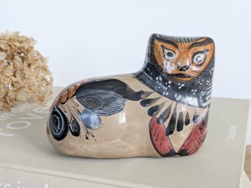 Figura vintage de gato de cerámica Tonalá, México, arte popular pintado a mano en ocre y negro. (photo 2 of 15)