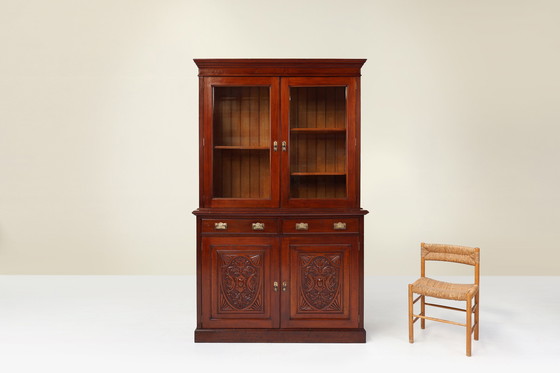 Image 1 of Vetrina o libreria in stile Art Nouveau in rovere con intagli e ante in vetro