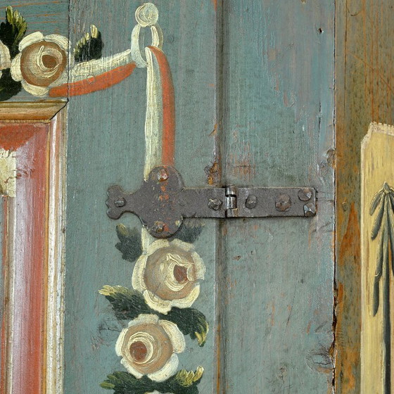 Image 1 of Bruidskast van grenenhout in volkskunststijl, gedateerd 1794.