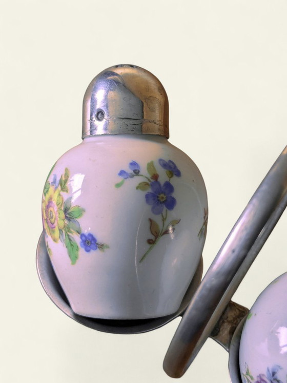 Image 1 of Set di saliere e pepiere vintage | anni '60 in ceramica e metallo | decoro floreale con supporto