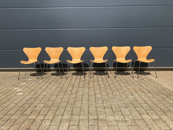 Image 1 of Fritz Hansen series 7 Butterfly chairs natural wood 1988