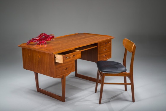 Image 1 of Freistehender dänischer Teak-Schreibtisch aus der Mitte des 20. Jahrhunderts mit erhöhter Kante, 1960er Jahre