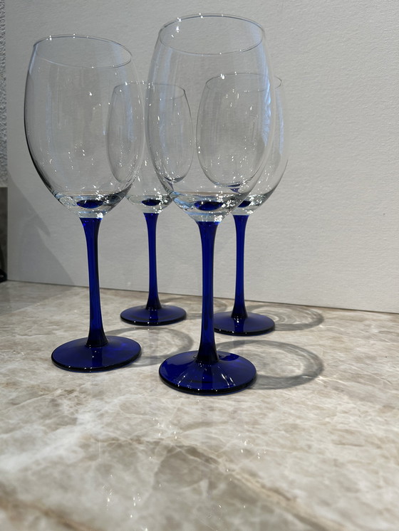 Image 1 of 4 copas de vino tinto Luminarc azul cobalto