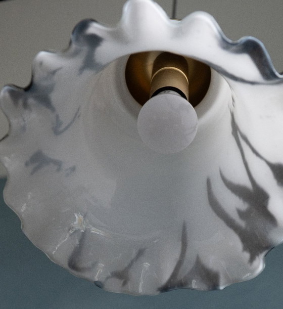 Image 1 of Handgeblazen Peill & Putzler Petunia Hanglamp in wit-zwart Glas met Messing kap