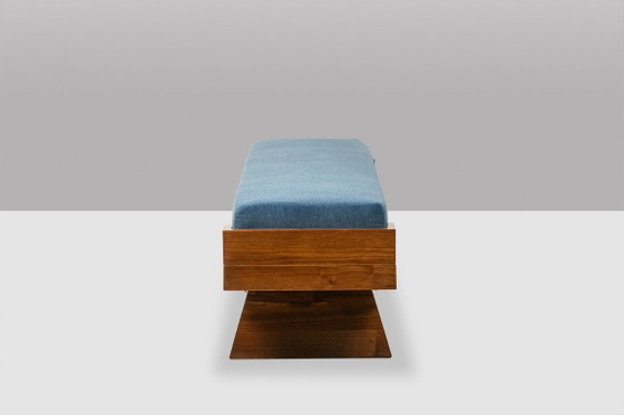 Image 1 of Bank aus Eschenholz mit gletscherblauem Samtbezug. Modern.