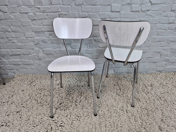 Image 1 of Sedie da cucina dal design vintage di Brabantia, in formica striata bianca e grigio chiaro, Paesi Bassi, anni '60 - Set di 2