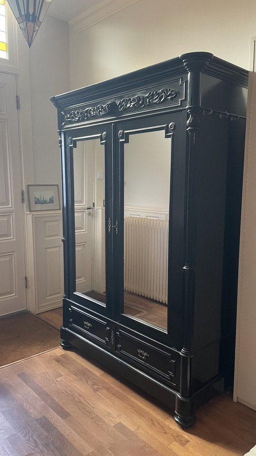 Meuble noir antique