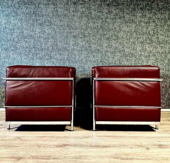 Image 1 of 2 vintage LC2 Le Corbusier stoelen in rood leer, Italië, jaren 80
