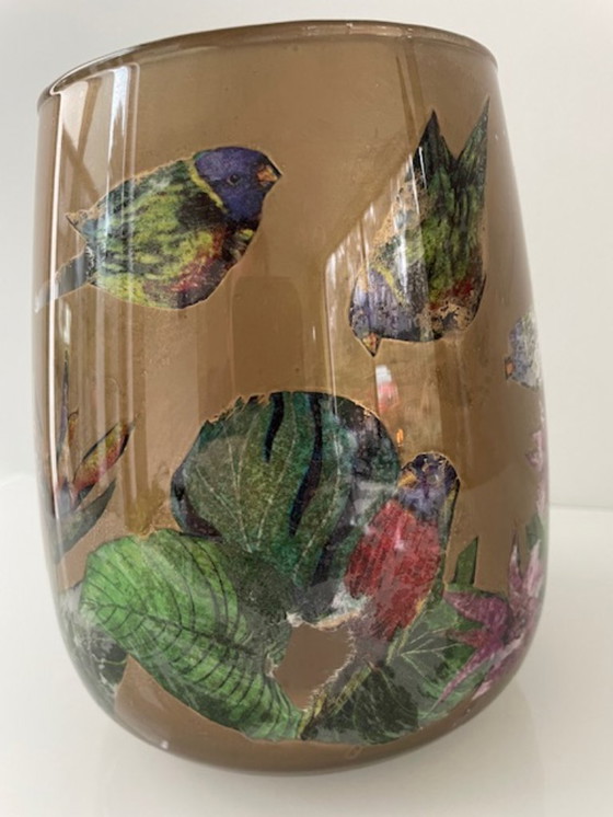 Image 1 of Glazen kaarsenhouder/vaas met exotische vogels – warm goudtint (17 cm)