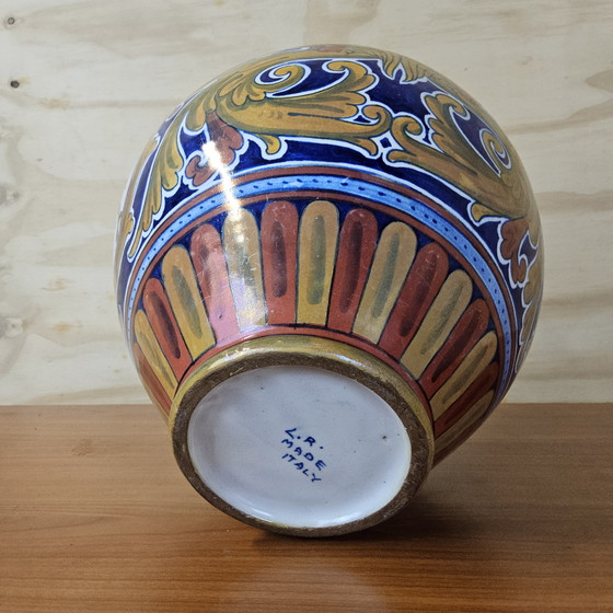 Image 1 of Vintage Majolica Italiaanse Vaas met leeuw-rampant (Hoogte 27cm) kleurrijke vaas (handgemaakt)