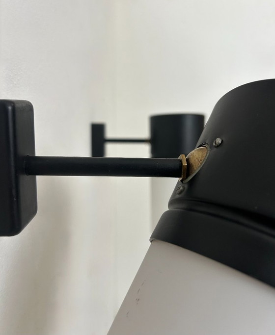 Image 1 of Coppia di applique vintage regolabili, metallo nero opaco e vetro opalino, Francia, 1950